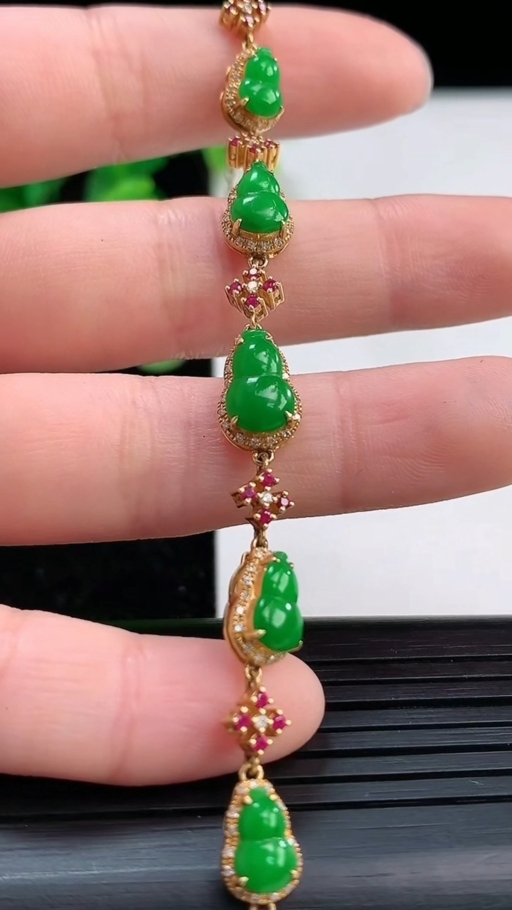 天然A货翡翠葫芦手链尺寸76-5.7重量:5.42g
4月3日