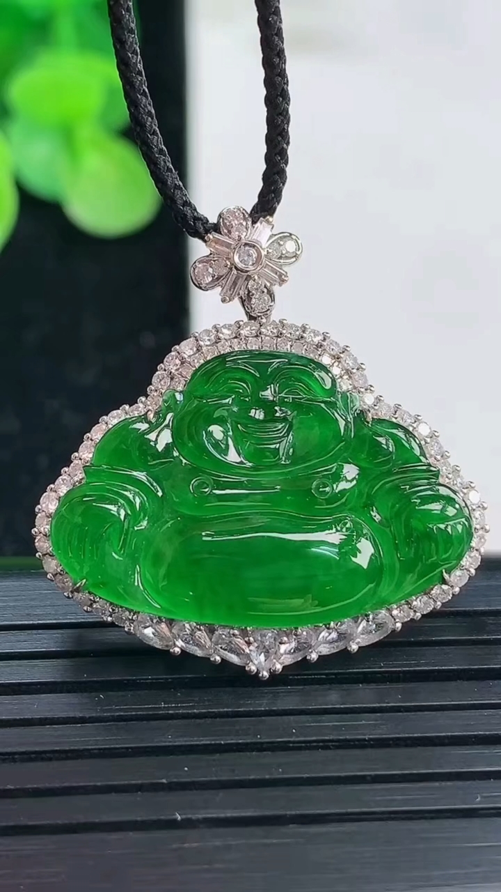 天然A货翡翠佛公吊坠尺寸29.8-28.9-7.1裸石17-26重量:5.69g
4月3日