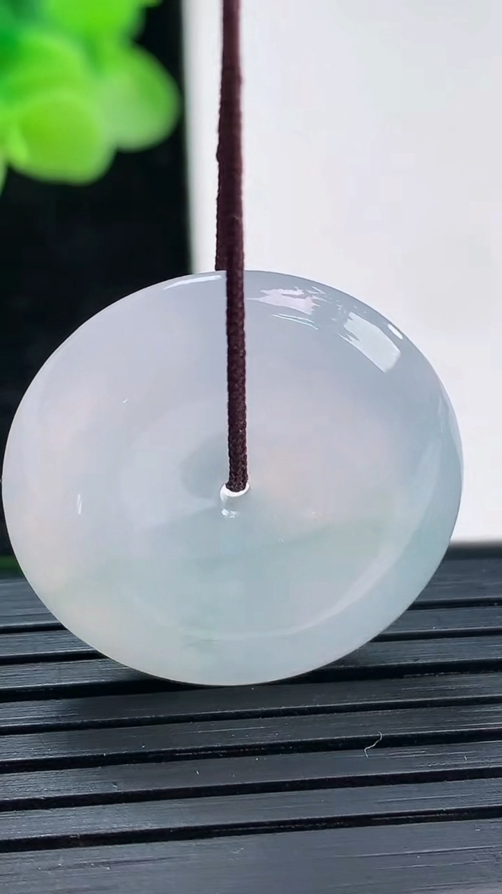 天然A货翡翠冰种飘花平安扣吊坠尺寸26.1-5.9重量:8.34g
4月3日