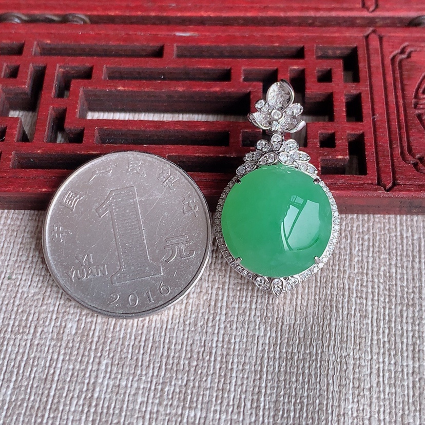 天然A货翡翠18K金伴钻镶嵌甜绿蛋面吊坠 
尺寸31.5-17.8-11.3裸石15.8mm 重量6.03g 0331