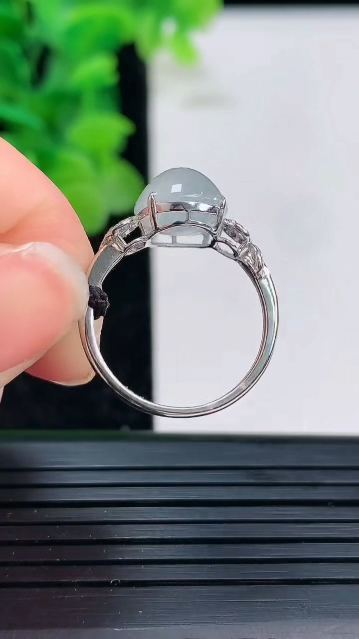 天然A货翡翠种白冰蛋面戒指尺寸17.1-9.9-9重量:2.00g2026年4月3日
工厂直销收藏佳品,种好水足，色泽均匀，有种有色，上手高大气！