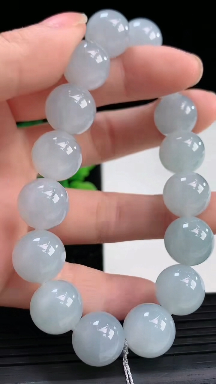 天然A货翡翠飘花圆珠手串尺寸12.8-16颗重量:56.36g4月3日
工厂直销收藏佳品,种好水足，色泽均匀，有种有色，上手高大气！