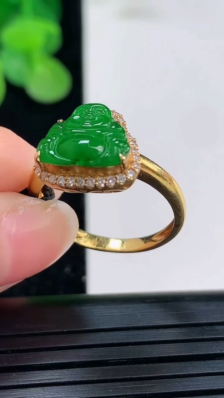 天然A货翡翠佛公戒指尺寸18.1-9-10.7重量:2.99g2026年4月3日
工厂直销收藏佳品,种好水足，色泽均匀，有种有色，上手高大气！