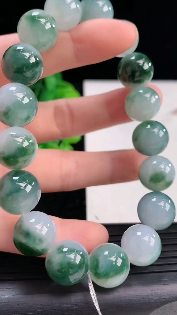 天然A货翡翠飘花圆珠手串尺寸12.3-17颗重量:58.72g4月3日
工厂直销收藏佳品,种好水足，色泽均匀，有种有色，上手高大气！