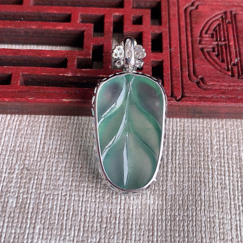 天然A货翡翠18K金伴钻镶嵌晴水叶子金枝玉叶吊坠 
尺寸31.6-23.8-155-6.5mm 重量