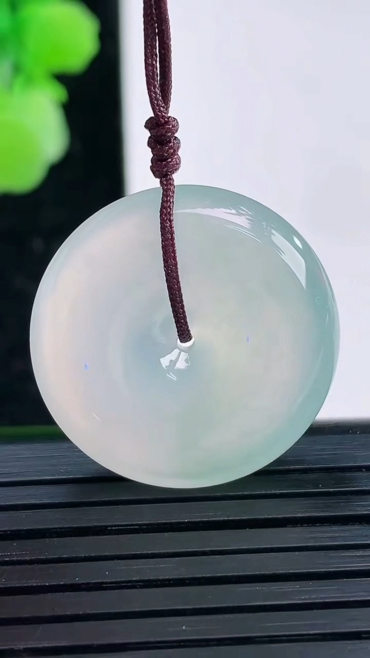 天然A货翡翠平安扣吊坠尺寸23.7-5.7重量:7.19g
4月3日