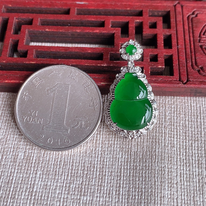 天然A货翡翠18K金伴钻镶嵌满绿葫芦吊坠 
尺寸28.5-15.2-7.7裸石15.8-11.4mm 重量3.13g 0331