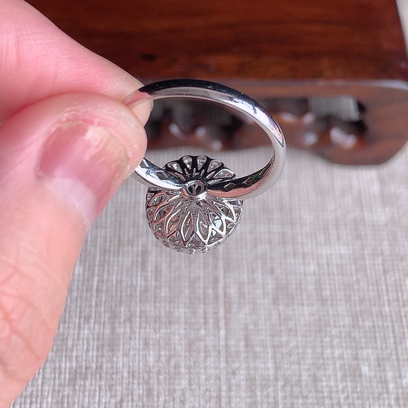 天然A货翡翠18K金伴钻镶嵌甜绿蛋面戒指 圈口17.4裸石
尺寸11-9mm 重量3.76g 0331