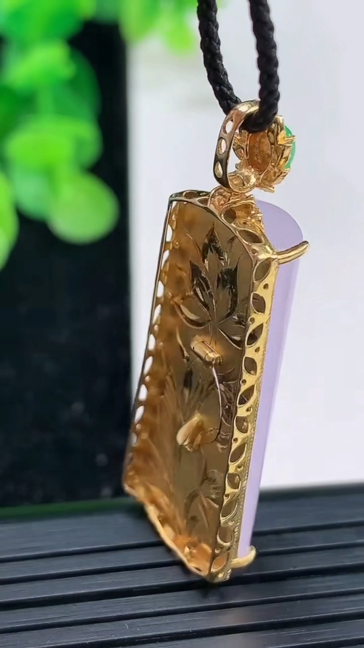 天然A货翡翠18K金紫罗兰无事牌吊坠尺寸42.9-15-7.1裸石32.3-13.3重量:8.94g
4月3日