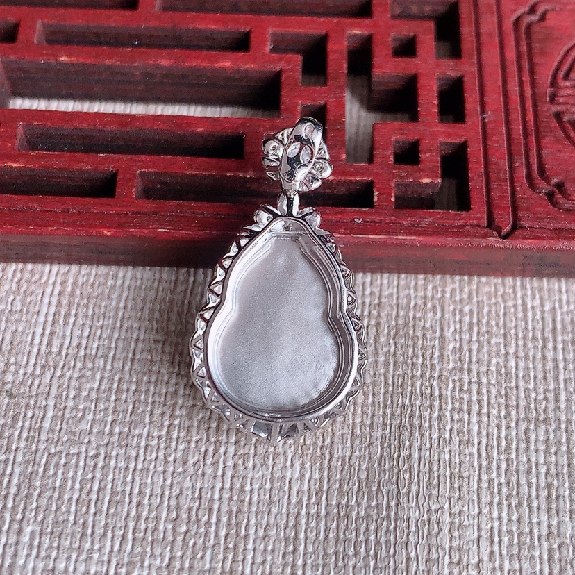 天然A货翡翠18K金伴钻镶嵌满绿葫芦吊坠 
尺寸28.5-15.2-7.7裸石15.8-11.4mm 重量3.13g 0331