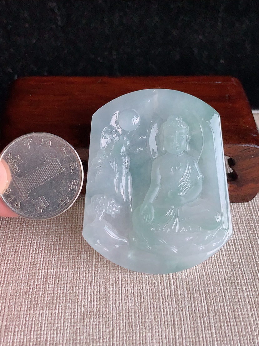 天然A货翡翠晴水一刀切大日如来吊坠 
尺寸52.8-42.4-6.3mm 重量28.26g 0403