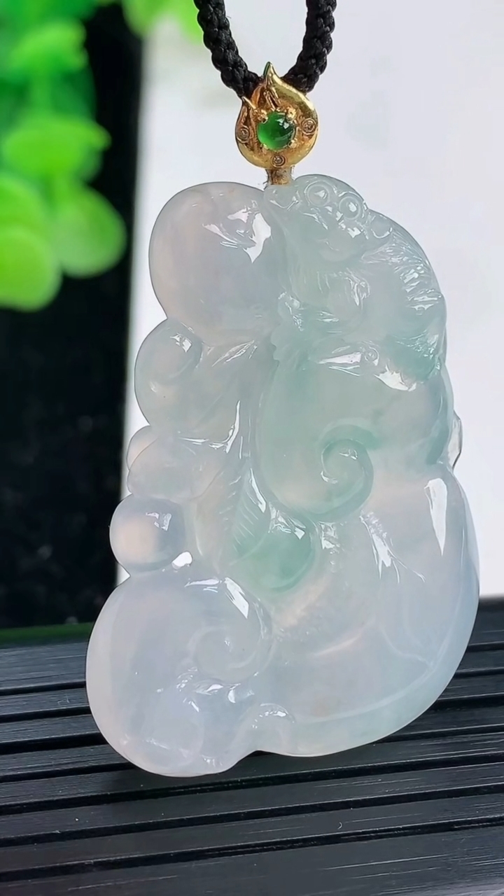 天然A货翡翠种飘花如意尺寸49.1-28-6.9重量:27.92g
4月3日