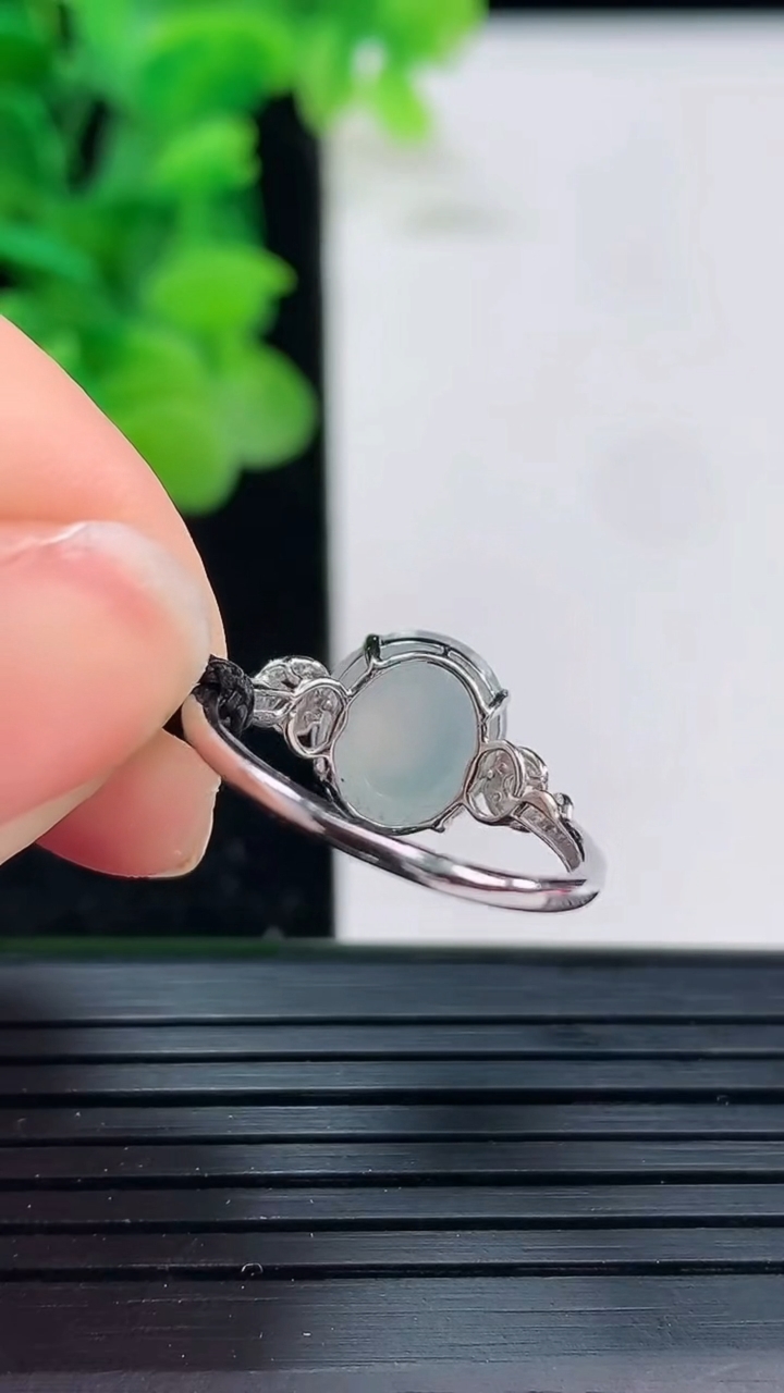 天然A货翡翠种白冰蛋面戒指尺寸17.1-9.9-9重量:2.00g2026年4月3日
工厂直销收藏佳品,种好水足，色泽均匀，有种有色，上手高大气！