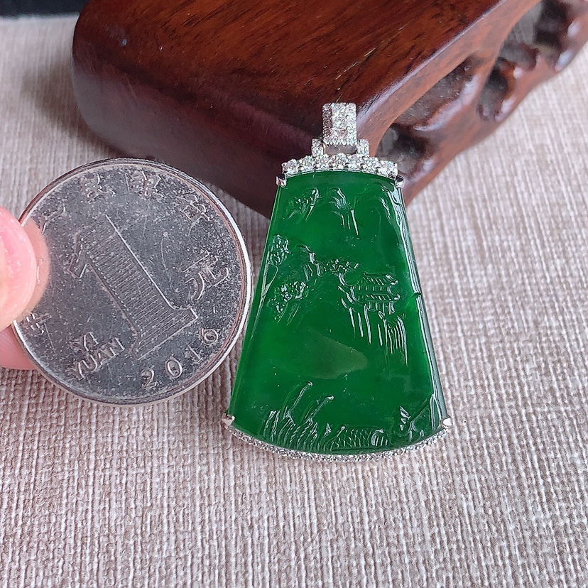 天然A货翡翠18K金伴钻镶嵌满绿意境山水牌吊坠 
尺寸37.3-29-21.8-6.6mm 重量8.20g 0331