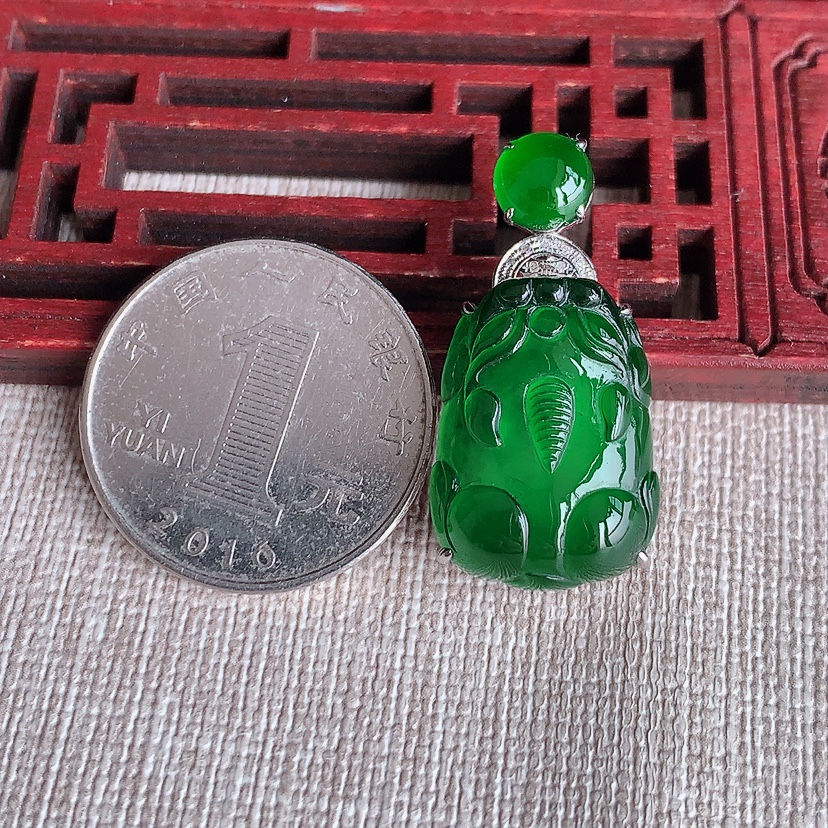 天然A货翡翠18K金伴钻镶嵌满绿招财貔貅吊坠 
尺寸31.2-21-15.3-9.8mm 重量4.53g 0331