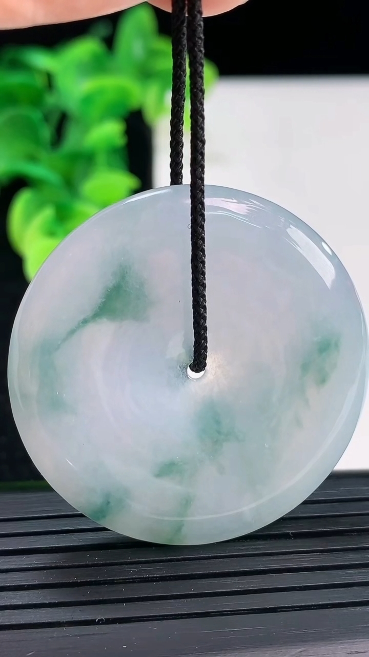 天然A货翡翠飘花平安扣吊坠尺寸42.8-5.8重量:22.99g
4月3日