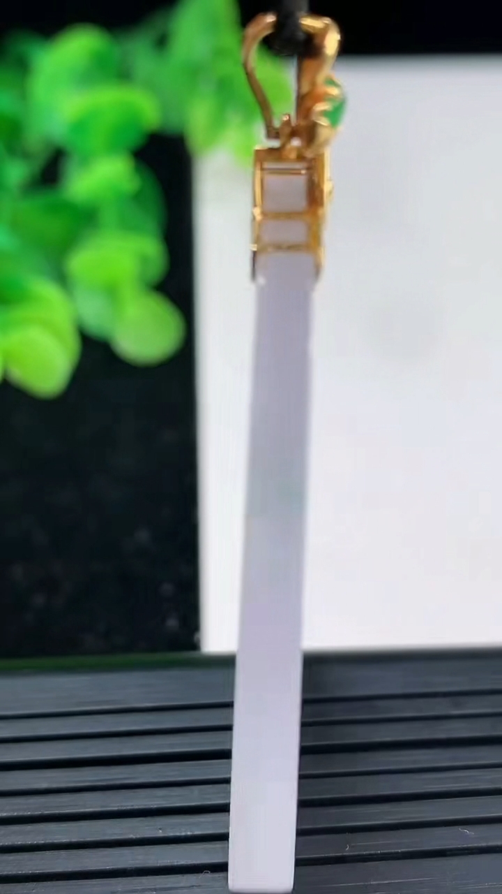 天然A货翡翠种紫罗兰无事牌吊坠尺寸48.7-32.7-4.6重量:20.29g
4月3日