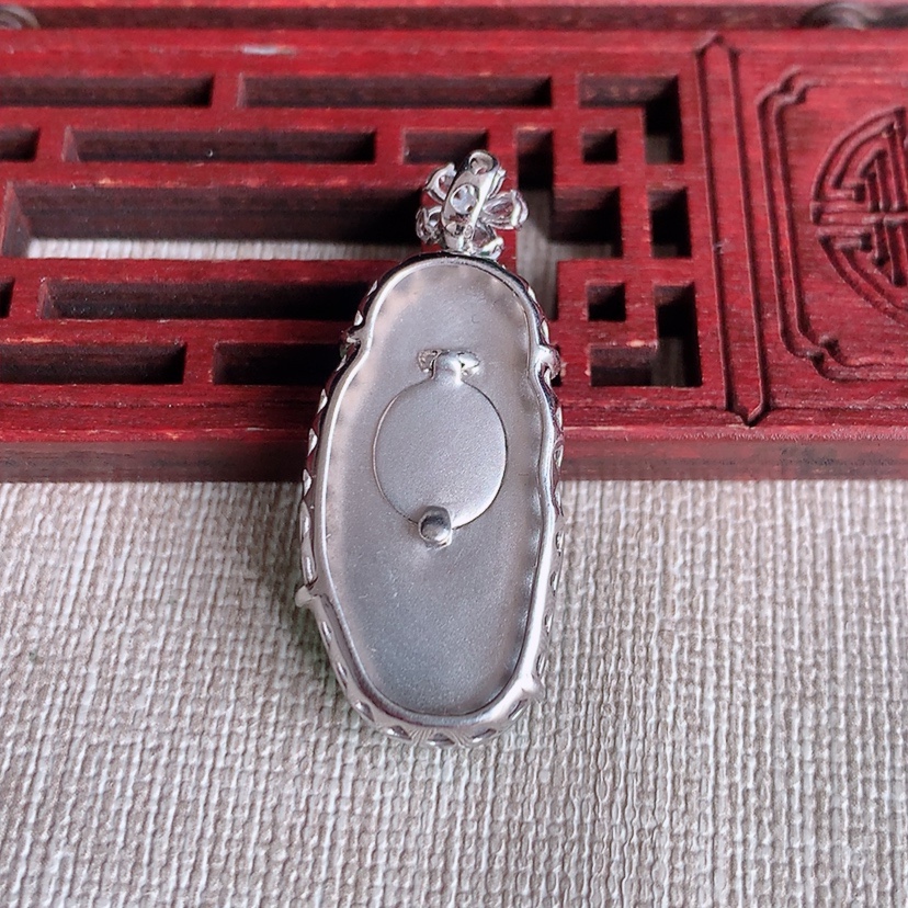 天然A货翡翠18K金伴钻镶嵌满绿逍遥佛吊坠 
尺寸36-28.5-15.5-8.5mm 重量7.58