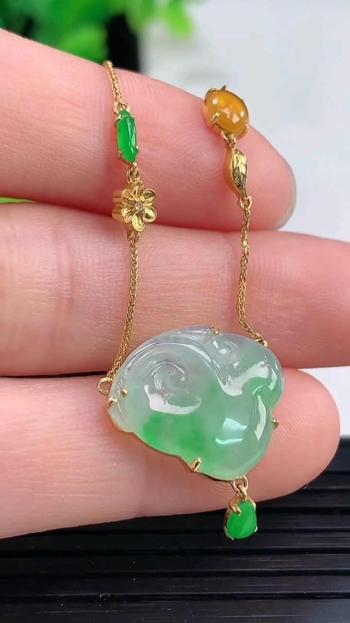 天然A货翡翠如意头吊坠尺寸14.2-16.7-3重量:2.76g
4月3日