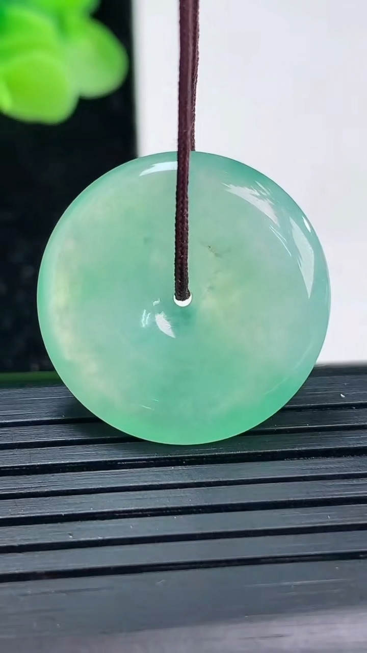 天然A货翡翠平安扣吊坠尺寸23.9-4.8重量:5.84g
4月3日