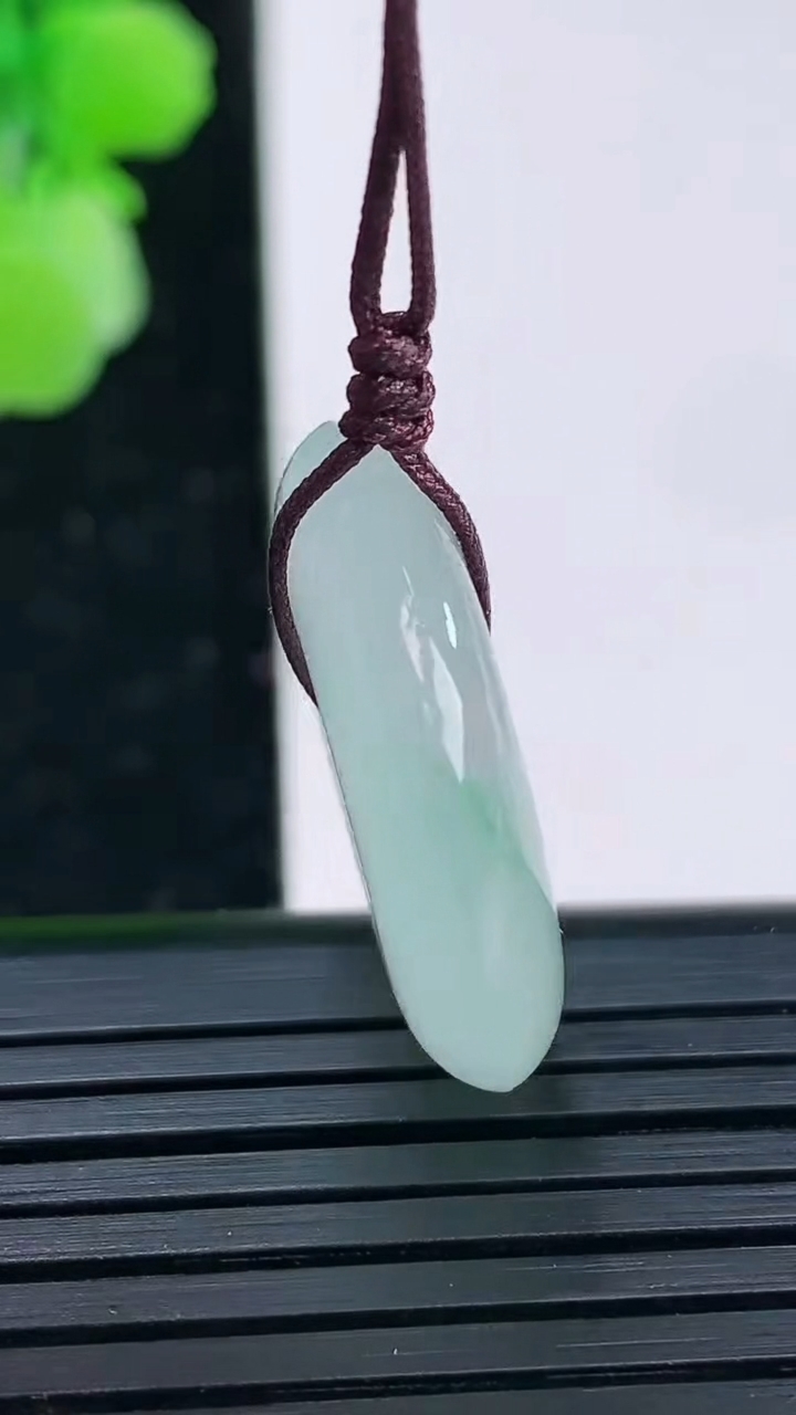 天然A货翡翠平安扣吊坠尺寸23.7-5.7重量:7.19g
4月3日