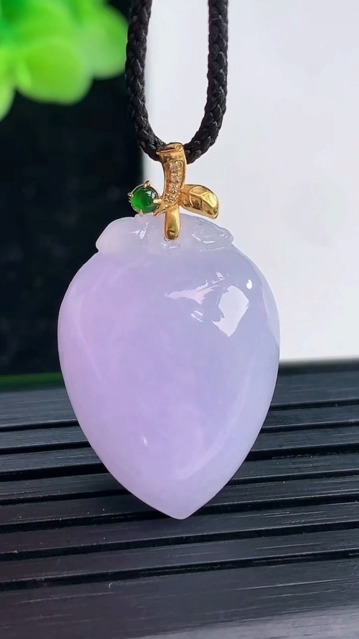 天然A货翡翠18K金紫罗兰寿桃吊坠尺寸24.3-17.6-8.8重量:6.46g
4月3日