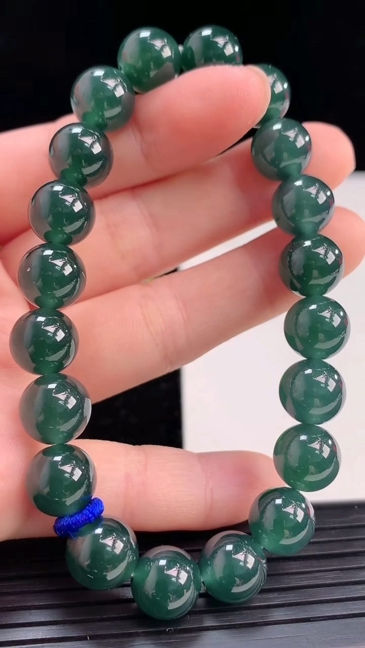 天然A货翡翠蓝水圆珠手串尺寸9.7-20颗重量:32.50g4月3日
工厂直销收藏佳品,种好水足，色泽均匀，有种有色，上手高大气！