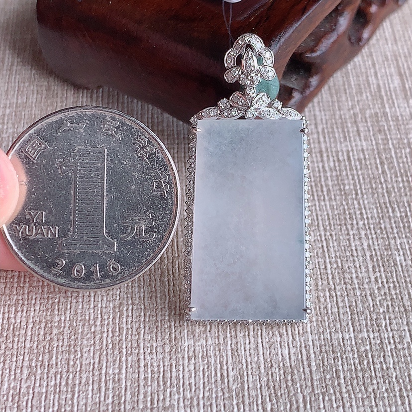 天然A货翡翠18K金伴钻镶嵌白冰白月光无事牌吊坠 
尺寸40-17.6-7.5裸石26.3-14.8mm 重量8.83g 0331