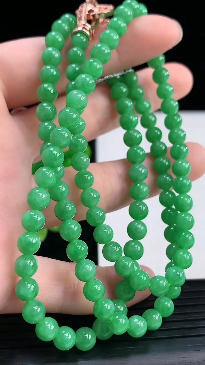 天然A货翡翠圆珠项链尺寸5.2-110颗重量:32.31g
4月3日
