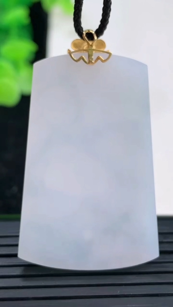 天然A货翡翠18K金紫罗兰无事牌吊坠尺寸41.6-26.9-3.6重量:12.49g
4月3日