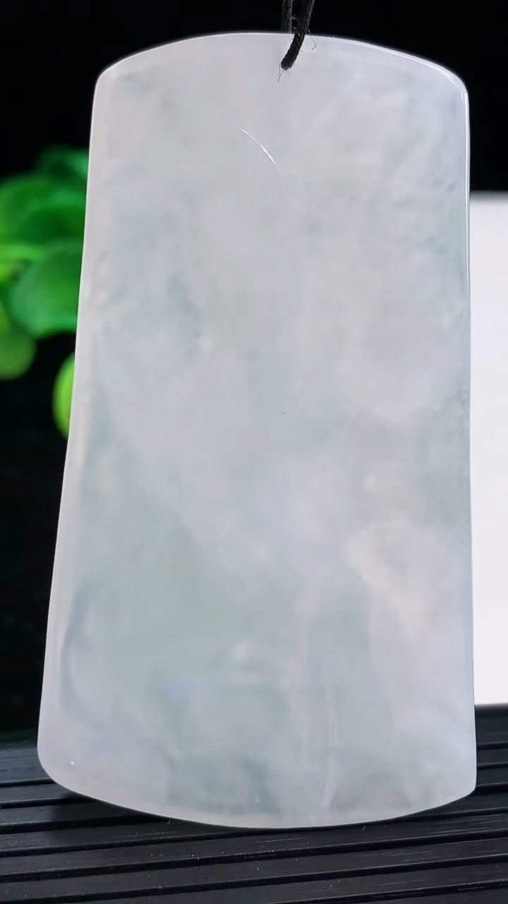 天然A货翡翠不动明王吊坠尺寸70-39.6-4.6重量:36.16g
4月3日