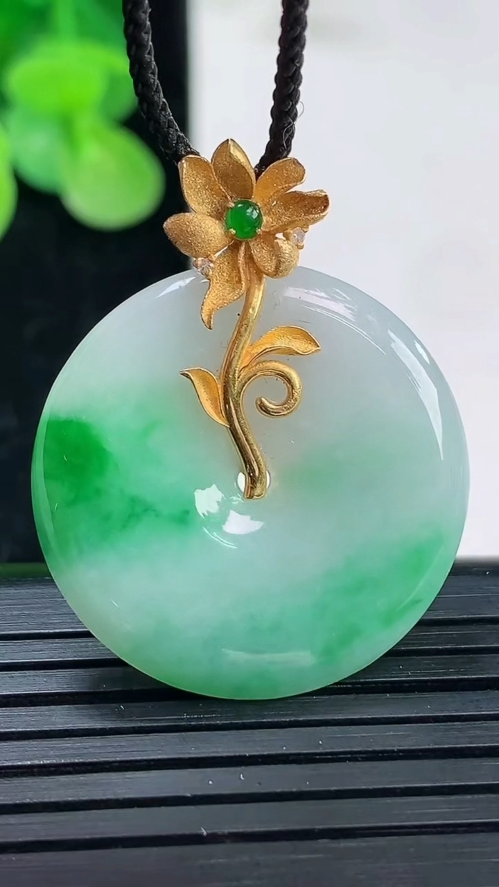 天然A货翡翠平安扣吊坠尺寸26.6-3.6重量:6.10g
4月3日