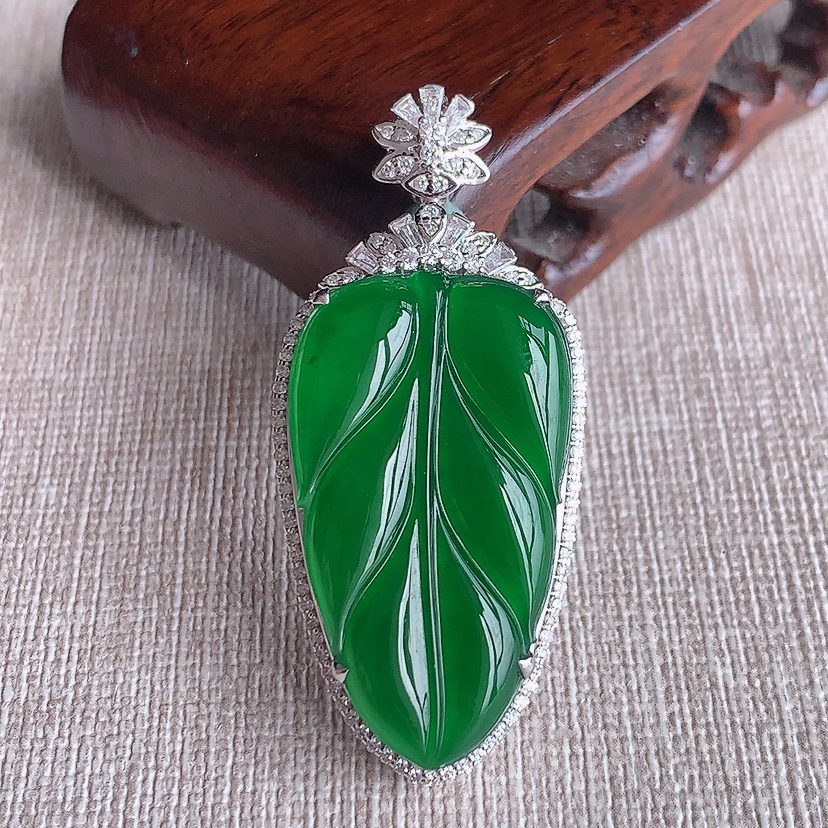 天然A货翡翠18K金伴钻镶嵌满绿叶子金枝玉叶吊坠 
尺寸46.3-21-9裸石32-18.5mm 重量9.26g 0331