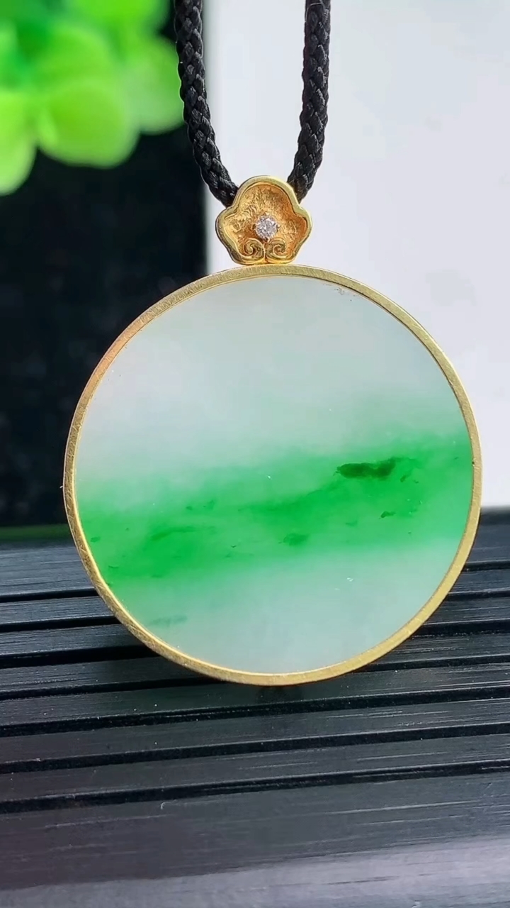 天然A货翡翠无事牌吊坠尺寸24.4-3.9重量:6.97g
4月3日