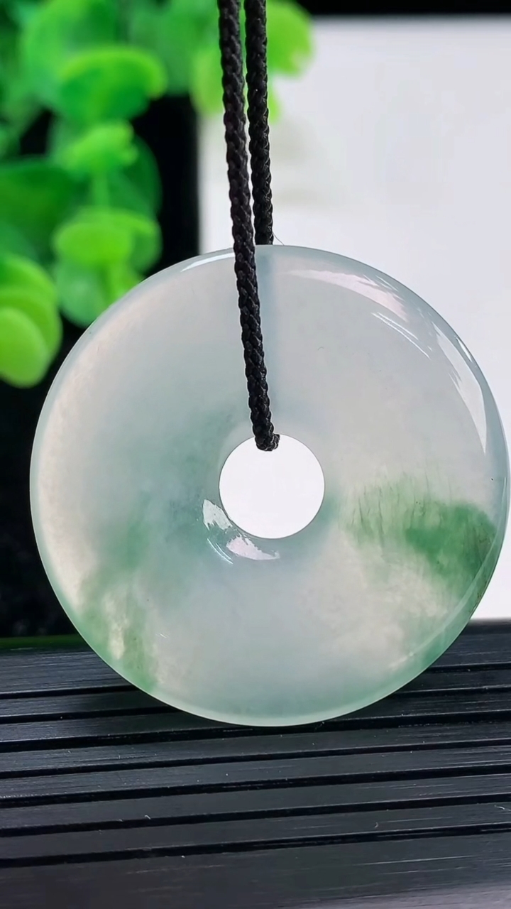 天然A货翡翠种飘花平安环吊坠尺寸37.1-4.9重量:13.38g
4月3日