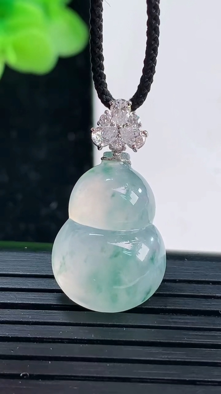 天然A货翡翠种飘花葫芦吊坠尺寸27.1-19.9-14.4-5.9重量:3.20g
4月3日