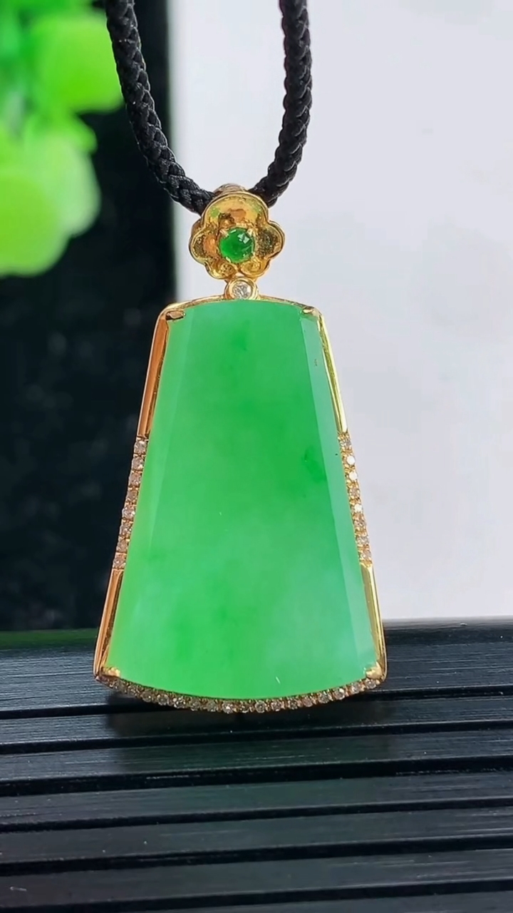 天然A货翡翠无事牌吊坠尺寸30-16.5-5.5裸石22-14.6重量:3.53g
4月3日