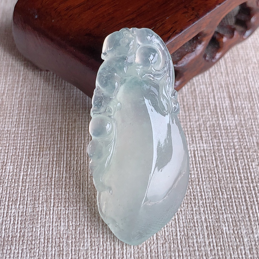 天然A货翡翠晴水福瓜吊坠 
尺寸47.3-21.8-7.3mm 重量12.00g 0331