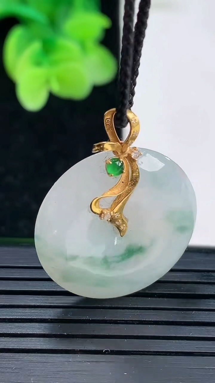 天然A货翡翠18K金飘花平安扣吊坠尺寸24.4-5重量:6.61g
4月3日