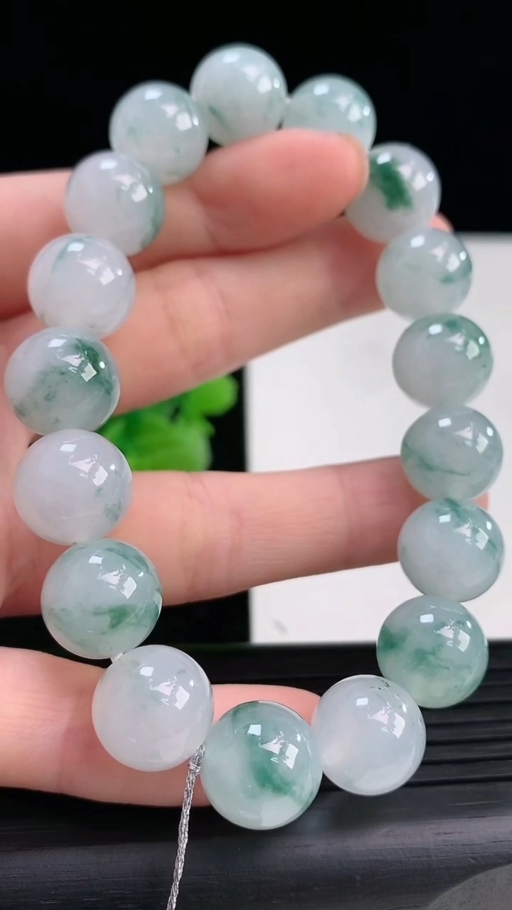 天然A货翡翠飘花圆珠手串尺寸11.8-17颗重量:49.53g4月3日
工厂直销收藏佳品,种好水足，色泽均匀，有种有色，上手高大气！