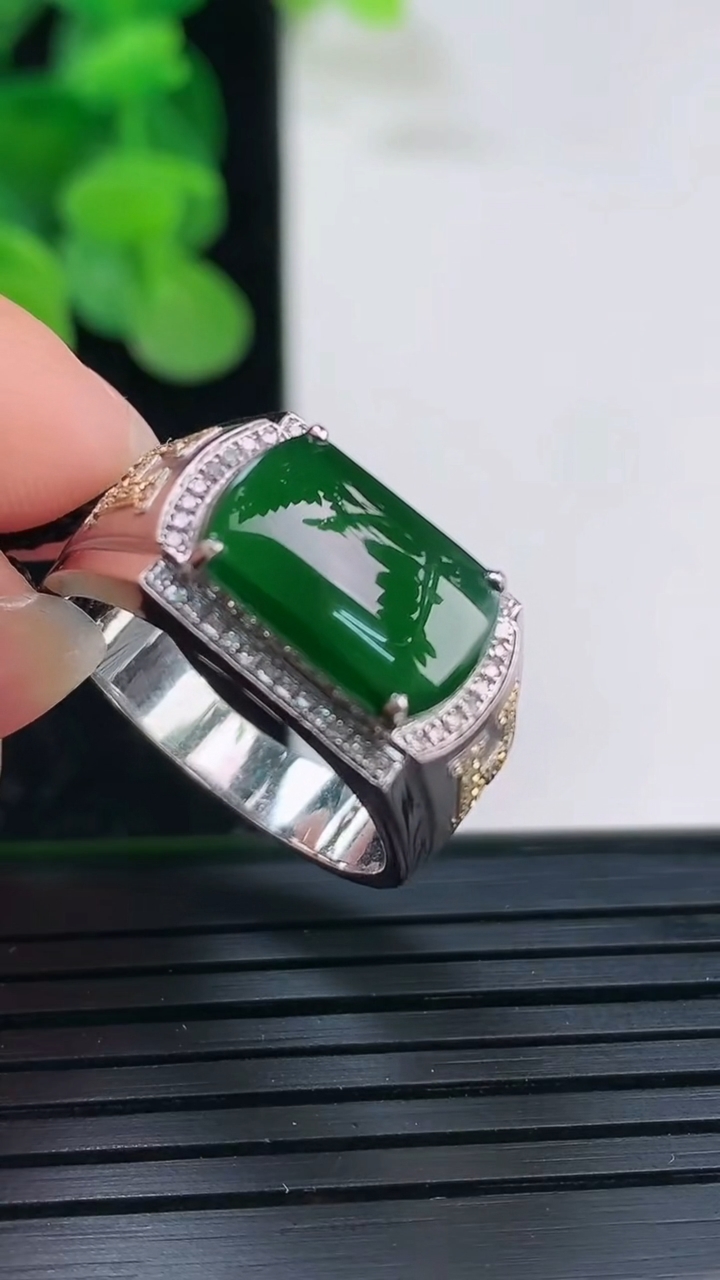 天然A货翡翠马鞍戒指尺寸19.4-12.7-7.9重量:4.39g2026年4月3日
工厂直销收藏佳品,种好水足，色泽均匀，有种有色，上手高大气！