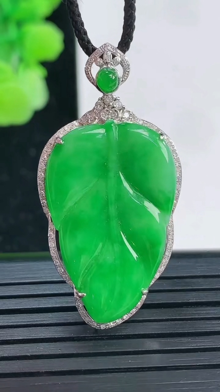 天然A货翡翠金枝玉叶 叶子吊坠尺寸38.6-19.5-4.9裸石27.1-17.4重量:4.12g
4月3日