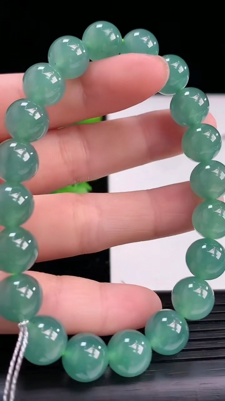 天然A货翡翠蓝水圆珠手串尺寸9.6-20颗重量:33.06g4月3日
工厂直销收藏佳品,种好水足，色泽均匀，有种有色，上手高大气！