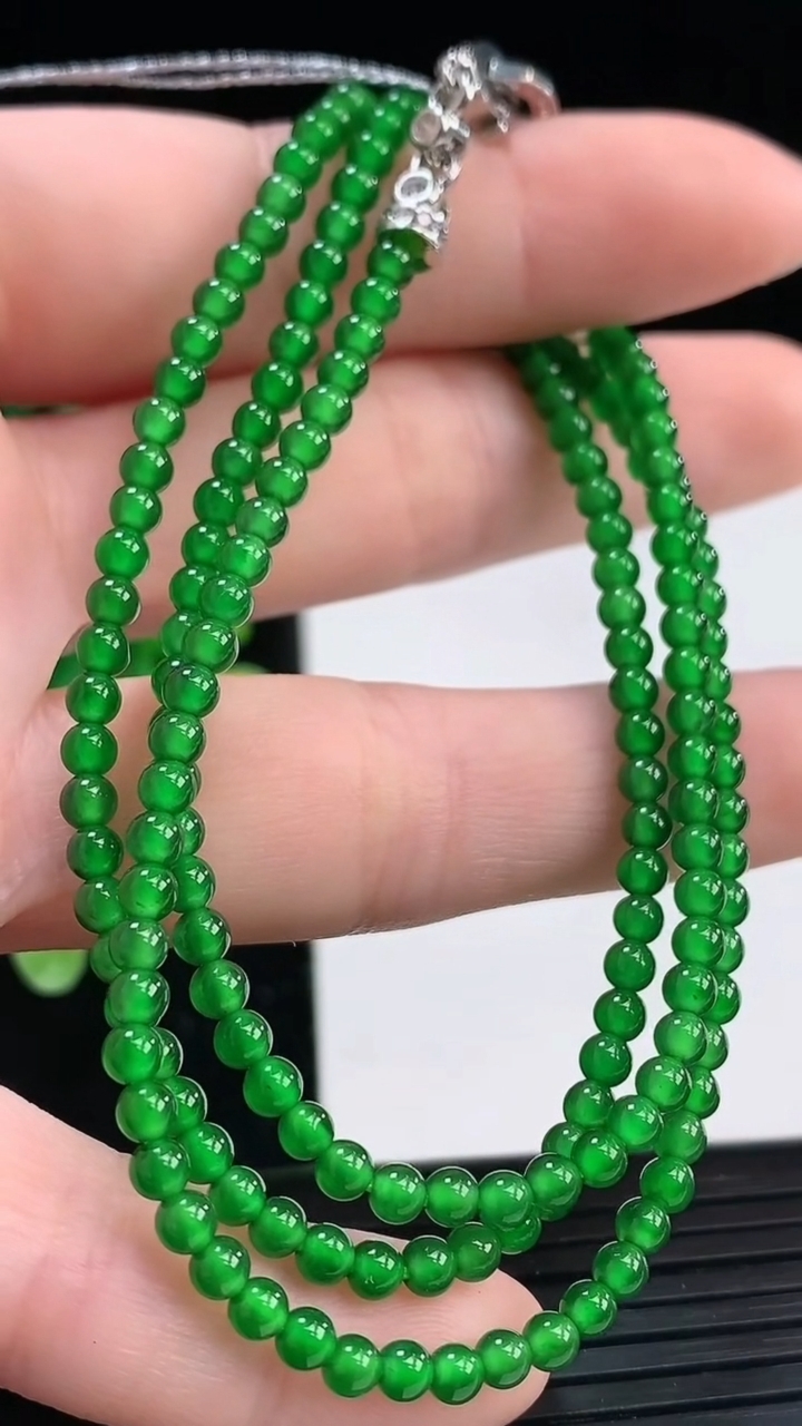 天然A货翡翠小米珠项链尺寸2.9-178颗重量:10.13g
4月4日