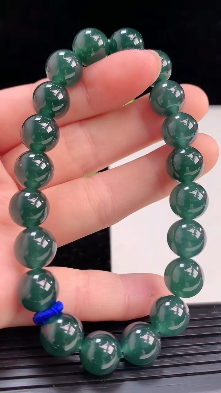 天然A货翡翠蓝水圆珠手串尺寸9.7-20颗重量:32.50g4月3日
工厂直销收藏佳品,种好水足，色泽均匀，有种有色，上手高大气！