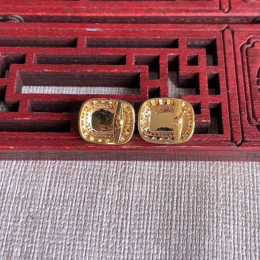 天然A货翡翠18K金伴钻镶嵌满绿马鞍耳钉 
尺寸7.6-4.8mm 重量2.36g 0331