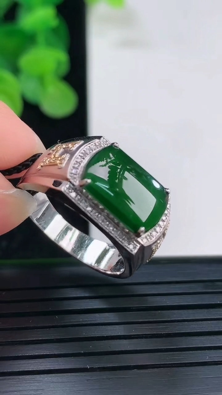 天然A货翡翠马鞍戒指尺寸19.4-12.7-7.9重量:4.39g2026年4月3日
工厂直销收藏佳品,种好水足，色泽均匀，有种有色，上手高大气！