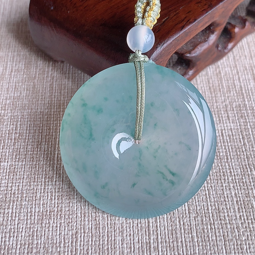 天然A货翡翠飘花平安扣吊坠 
尺寸35-6mm 重量15.15g 0331