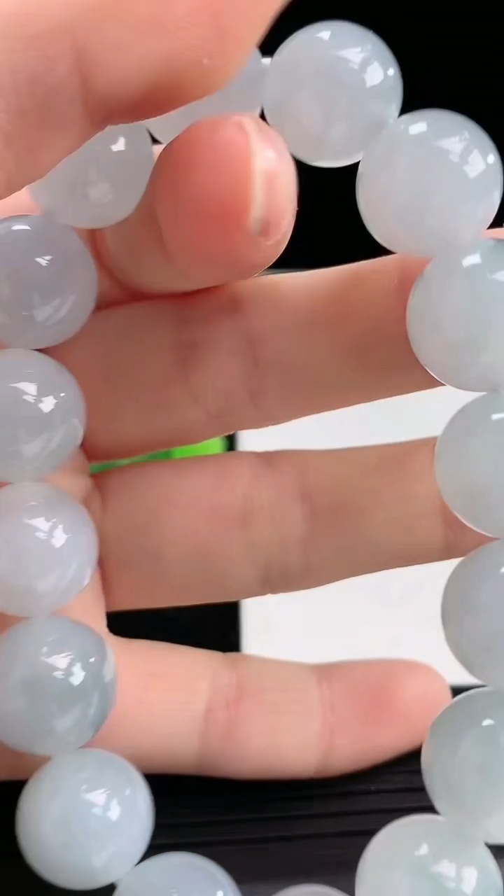 天然A货翡翠飘花圆珠手串尺寸12.8-16颗重量:56.36g4月3日
工厂直销收藏佳品,种好水足，色泽均匀，有种有色，上手高大气！