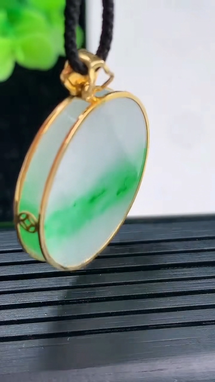 天然A货翡翠无事牌吊坠尺寸24.4-3.9重量:6.97g
4月3日